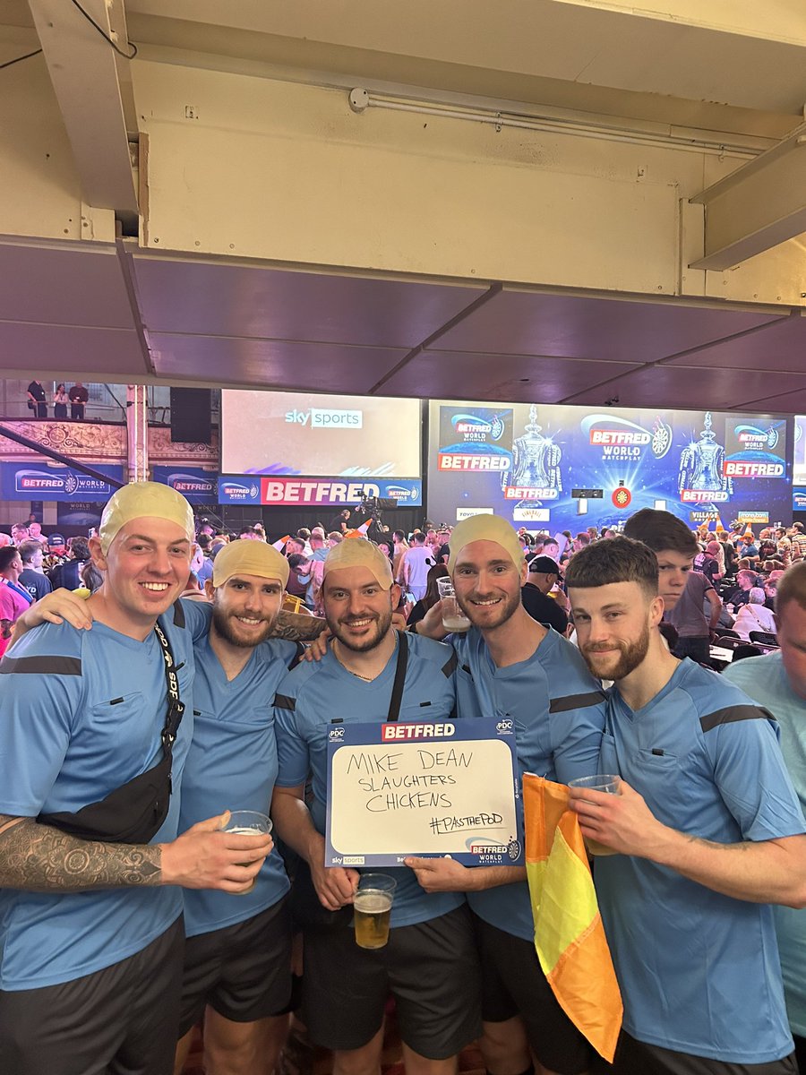 CurtHowett's tweet photo. Mike Dean loves the darts @Chris_Stark @petercrouch @petercrouchpod @sjsidwell https://t.co/ylc7bIKGMF