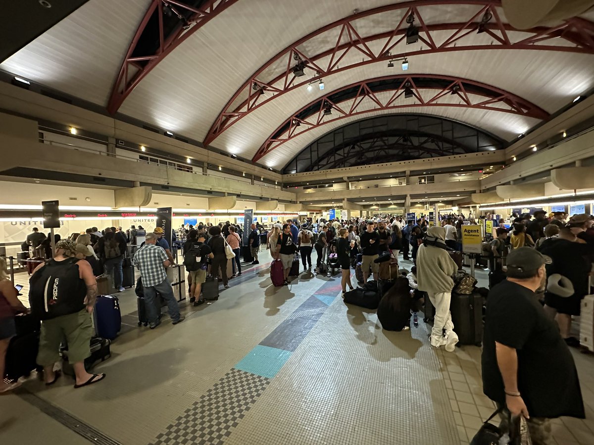 IT ISSUES | A widespread Microsoft outage was disrupting flights, banks, media outlets and companies around the world… including here at the airport in PGH. 

<a href="/WTAE/">WTAE-TV Pittsburgh</a>