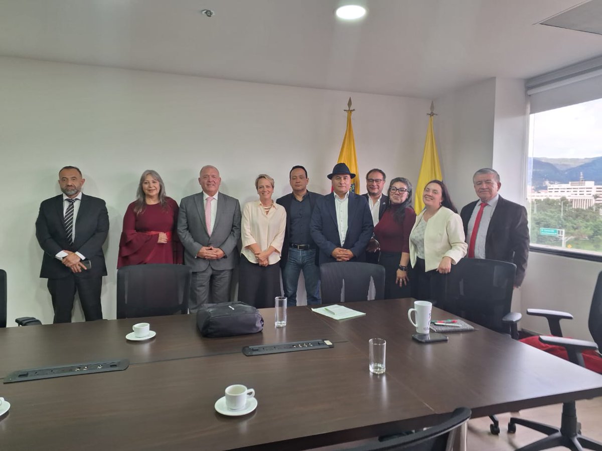 Sindodic's tweet photo. Junta directiva de @Sindodic en reunión con @IsabelSegoviaO @arturocharria @Educacionbogota temas comités convivencia, día Directivo y Orientación, programa salud mental, agendas reuniones plan de desarrollo, Congreso Rector@s, participación nacional. Reconocimiento y compromiso! https://t.co/vnY0u1nBzk