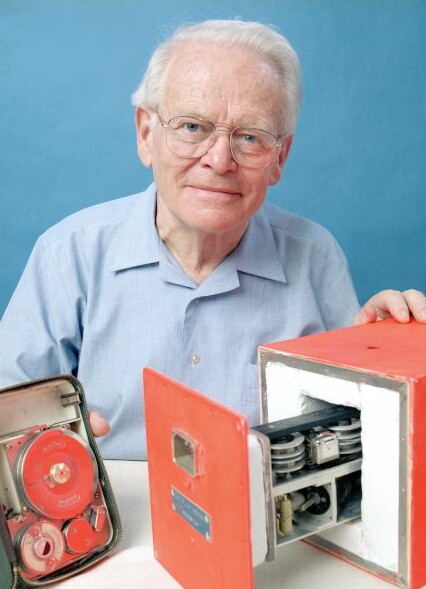 chatarreranordi's tweet photo. El 19 de julio de 2010 fallecía, a los 85 años, David Warren. Químico, fue el inventor de la "caja negra" de los aviones.
Conozcamos su historia y su maravilloso sentido del humor 🖤🪦⬇️ https://t.co/mn6rfGguCQ