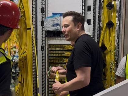 Tcurryme's tweet photo. Plug the cables back @elonmusk! #CrowdStrike #CrashStrike https://t.co/Ky6C9rTGk0