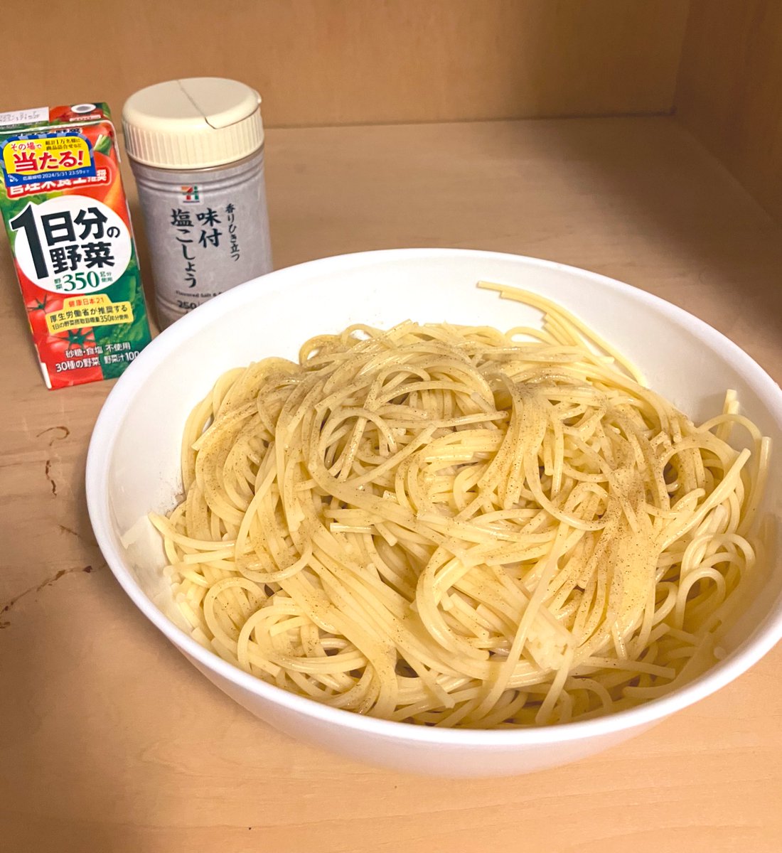 low_income_fire's tweet photo. ずっと言ってませんでしたが、
これが資産1200万円の私の晩ご飯です🍝
パスタに塩胡椒をかけて、気休めの野菜ジュースと共に食します

平日は毎日これです
朝はたまに食べますが昼は食べません

よく誤解されるのですが、全然苦では無くこれで満足しています
誰からも理解してもらえたことはないです https://t.co/j2LzQZkFMk