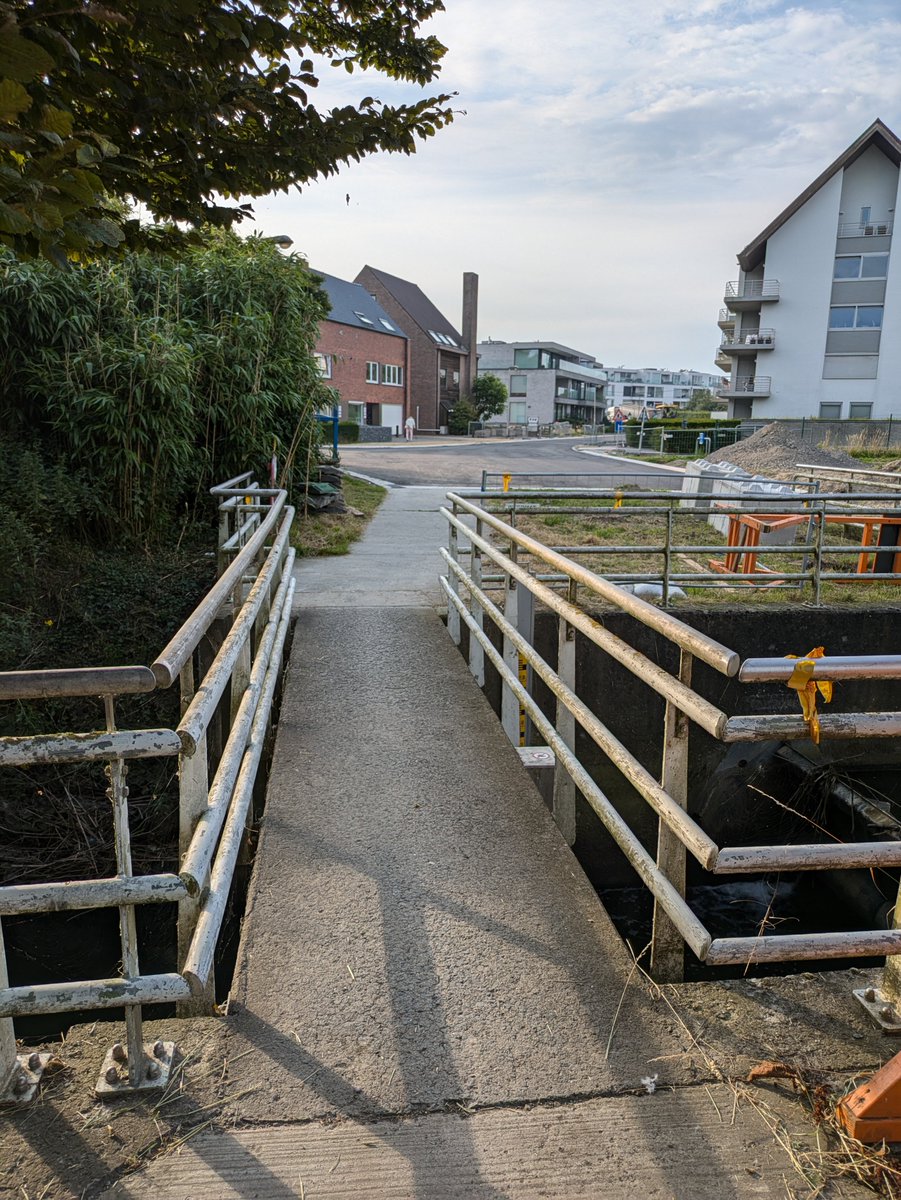 Goed nieuws voor fietsers en voetgangers: het brugje over de Gaverbeek aan de Potegemstraat is weer open! Via de Potegemwegel kan je weer de omliggende wijken bereiken.