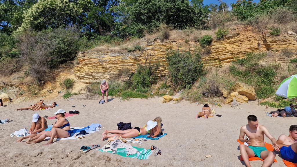 andrii_soloviov's tweet photo. 🌞☀️🌤Good sunny hot morning from Odesa, Friends!
🔥⚡This is the #SummerInUkraine and #BeautifulOdesa
🔥⚡これが #ウクライナの夏 と #美しいオデッサ です
Sound ON! サウンドON!
Today is much easier - the air temperature is lower and there is a very noticeable wind.
今日はずっと楽です。気温が低く、風もかなり感じられます。
Much better on the beach.
ビーチの方がずっといいです。
We decided to go to the public beach today.
今日は公共ビーチに行くことにしました。
There is many places like this in Odesa where you can go absolutely free.
オデッサには、このように完全に無料で行ける場所がたくさんあります。
But, of course, there is lack of any infrastructure for the vacationers.
しかし、もちろん、休暇客のためのインフラは不足しています。
The sea is very warm, yesterday there was a report that the sea temperature broke all records.
海はとても暖かく、昨日は海水温が記録を更新したとの報道がありました。
Warm but refreshing.
温かいけど爽やか。
Enjoy this beauty and your morning drink ☕️🍾🍸 🍹and have a good Day!
この美しさと朝のドリンク☕️🍾🍸🍹を楽しんで、良い一日をお過ごしください!
Don’t forget to support Ukraine 🇺🇦 and each other!
ウクライナ🇺🇦とお互いをサポートすることを忘れないでください!
✊🇺🇦😘❤️🔥🫶