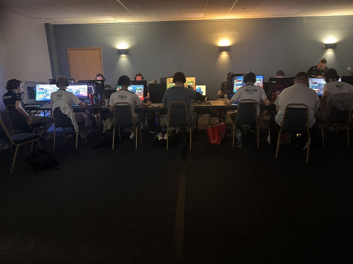 TeamOasisWorld's tweet photo. Locked and Loaded!
The Verde boys are facing Tazβ Dingo in their first match at EPIC! #GoVerde
@Wout3rrrrr
@aveyVLR
@CorsaVAL
@JackalVLR
@skeletonboweep
@englishazza
@mallyd96 https://t.co/plC4i9H4NG