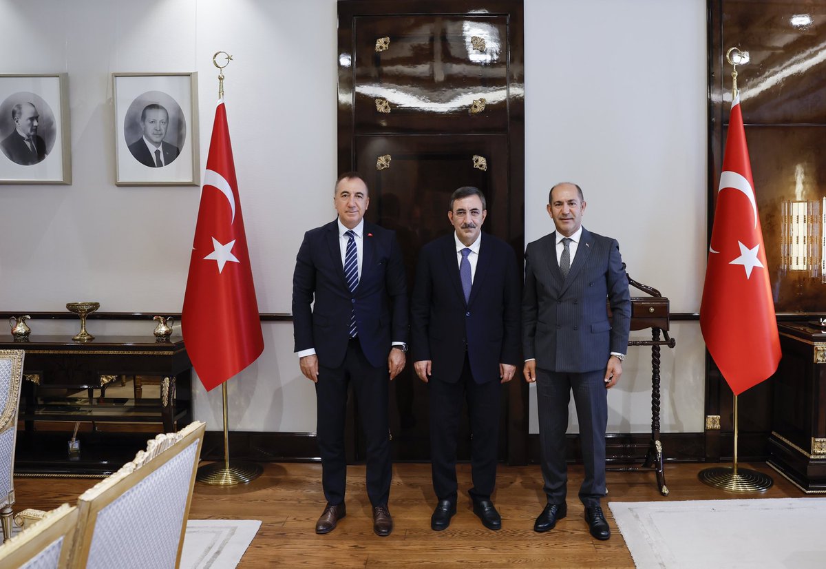 Masfed2010's tweet photo. Genel Başkanımız Aydın Erkoç ve Genel Sekreterimiz Niyazi Berktaş, MASFED ve Türk Dünyası İş Konseyi'ni temsilen Cumhurbaşkanı Yardımcısı Sn Cevdet Yılmaz'ı makamında ziyaret etti.
Kendilerine nazik kabulleri için teşekkür ederiz.
#MASFED #AydınErkoç #BOD #Otonomi https://t.co/A8xcoDdNt6