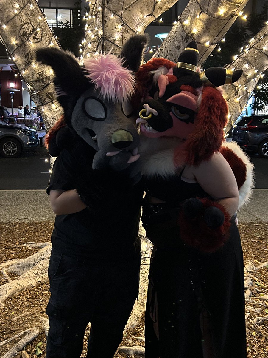 happy #fursuitfriday folks! went to my first sbfm this week a got a few cute pics ✨