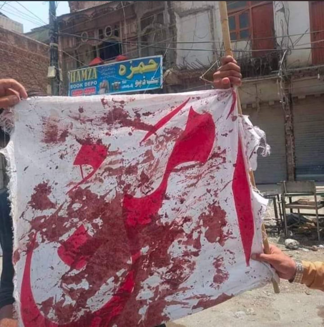 ray_ian37's tweet photo. State is against the peace in Pukhtoon region.
Picture says it all 
#Bannu 
#Stateattackedpeaceprotestors
#StopStateTerrorism https://t.co/oNsbG5bXqB