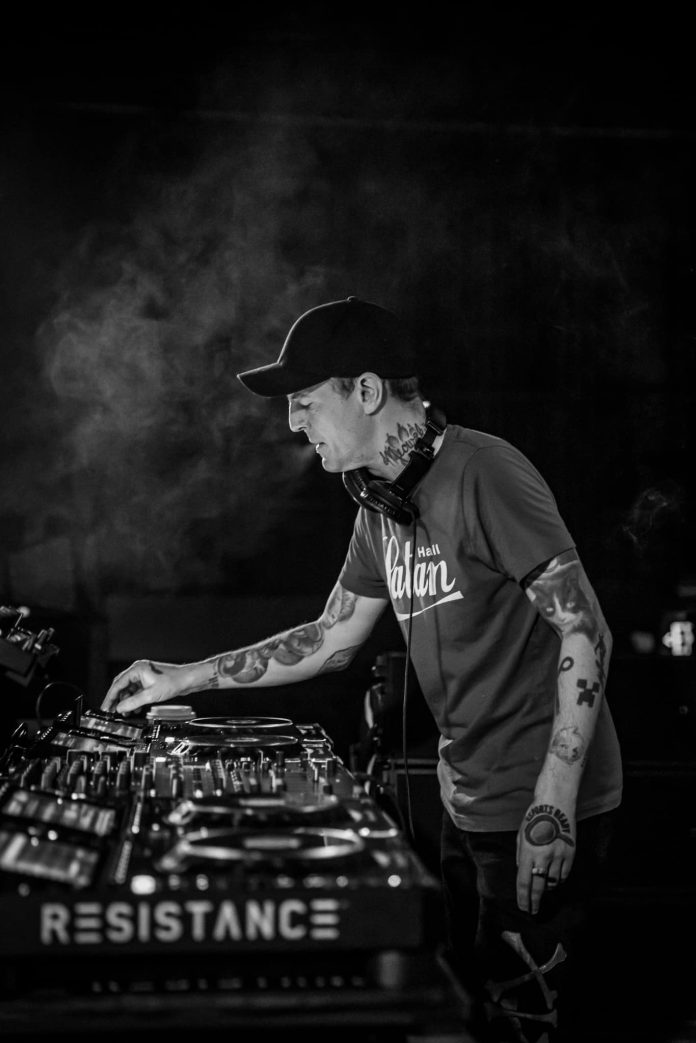 Testpilot returns with a dark and driving new track, "Wet"! 🎧🔥 

Don't miss out on this intense EDM release. 
Listen here: bit.ly/3WuwCWj

#Testpilot #NewMusic #EDM #DarkBeats #MusicRelease