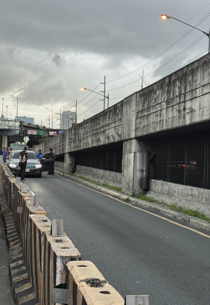 The dumb got dumber! Stalled car on the bus Lane in EDSA, Makati