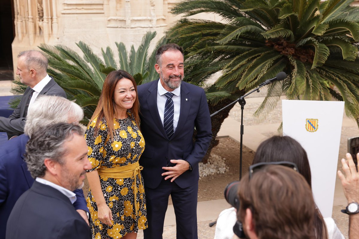 Avui, acte de presa de possessió de José Luis Mateo com a nou conseller d'Habitatge, Territori i Mobilitat al Consolat de Mar, amb la presidenta i resta de consellers, abans del seu primer Consell de Govern