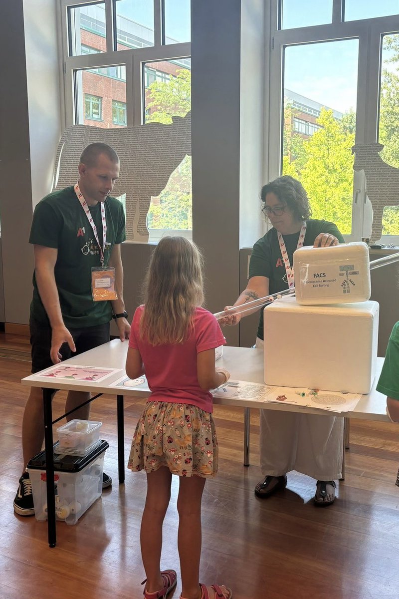 This years kinderuni: showing how to fight cancer 🔬 <a href="/KollmannLab/">Karoline Kollmann Lab</a> <a href="/GotthardtDagmar/">Gotthardt Lab</a> <a href="/HeidiA_Neubauer/">Heidi Neubauer</a>