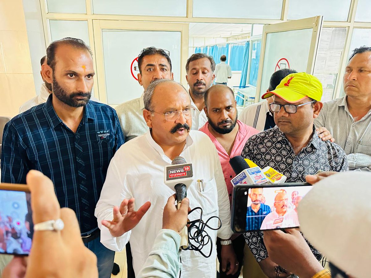 बूंदी में पानी बिजली की समस्या को लेकर संघर्षरत लोगों के खिलाफ मुकदमा दर्ज कर गिरफ्तारी करने के विरोध में एवं विभिन्न जन समस्याओं को लेकर जेल से अन्न जल त्याग कर अनशन पर बूंदी आई.सी.यू में भर्ती पार्षद श्री देवराज गुर्जर से बूंदी अस्पताल पहुंच कर मुलाकात की, किडनी में क्रिएटिनिन