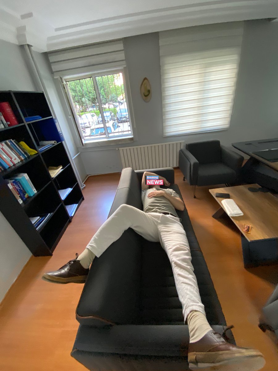 Ofise klima taktırdım yoldan geçen kankiler bir saat uğrayıp uyuyor kurumsallaşmamın önündeki en büyük engel bunlar