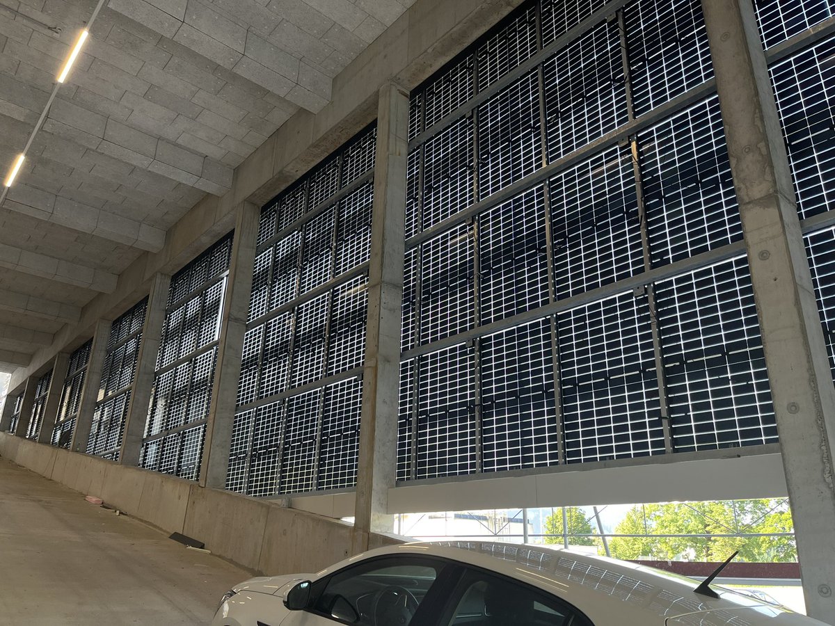 MarcoJRusch's tweet photo. Wir haben eine #pvfassade mit 280kWp gebaut. Das ist der Blick von innen. #semitransparent #rhombergenergie https://t.co/d1GrLuWb5U
