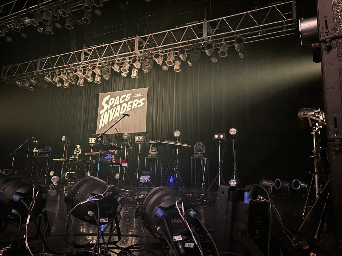 BiCrul's tweet photo. 先週の12日はw.o.d.のライブでZeppDiverCityに。爆音で癒されました。最初は最前だったんだけど、転換で場所離れたら当然戻れなくなって仕方なく後方で観覧。キタニタクヤも初めてみたけどカッコよかった。撮影OKなのも初めて知ったので良い機会でした。 https://t.co/nAD6k6xdjK