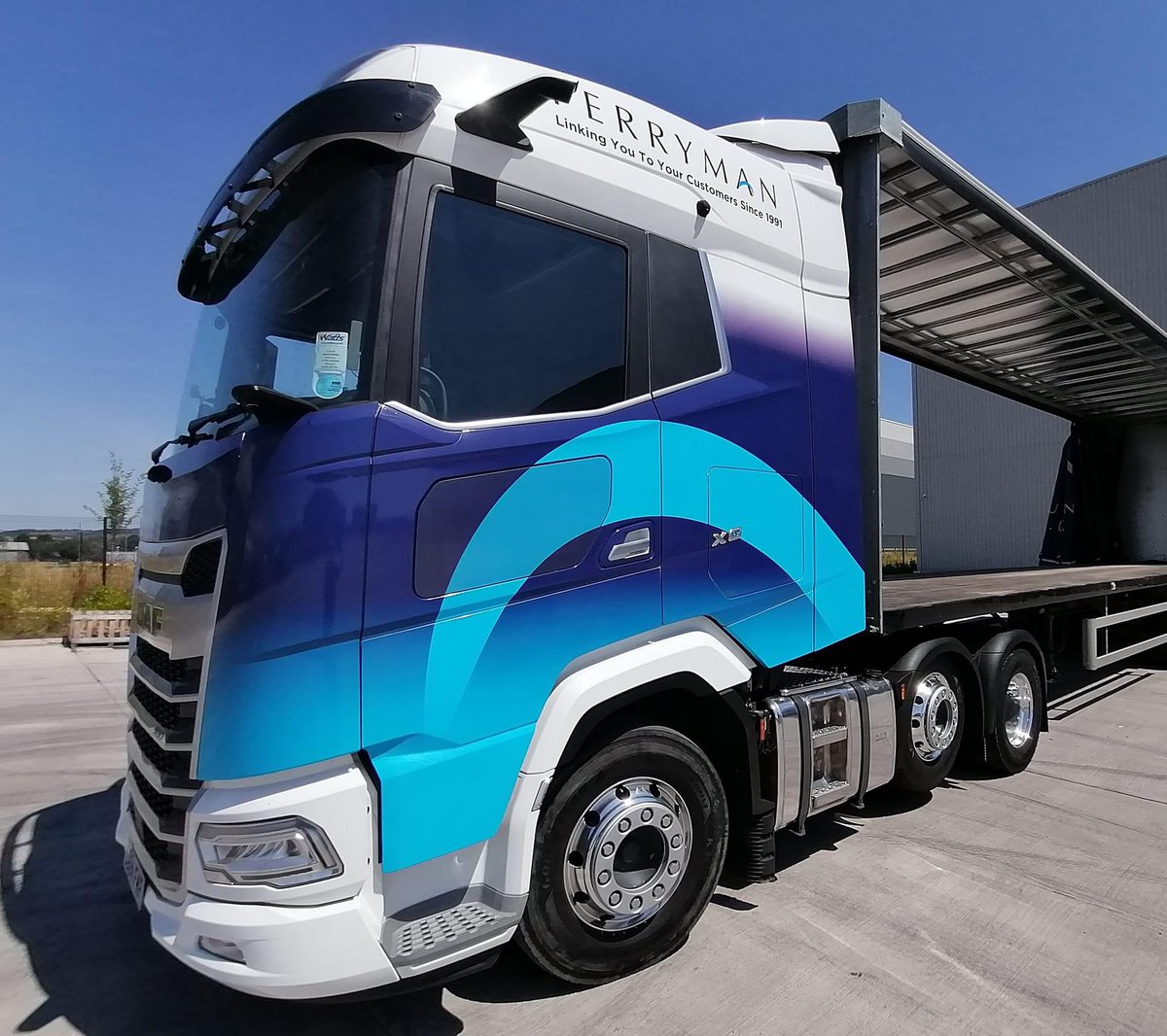 #FridayFeeling

Our driver Ian making the most of the sunny weather and getting his truck polished in time for the weekend!

We are proud of our fleet &amp; the way our drivers look after their trucks✨

Have a great weekend everyone!

#ferrymanltd