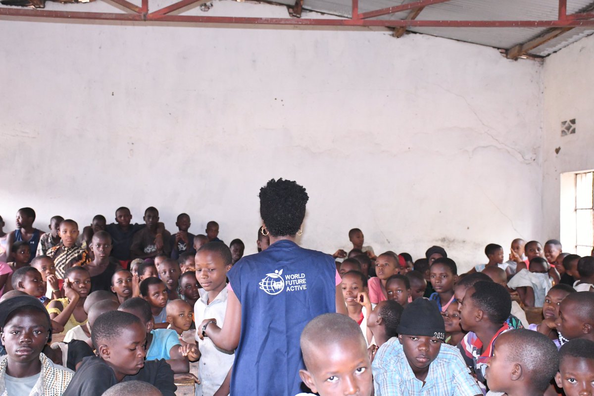 WorldFutureAct2's tweet photo. @WorldFutureAct2 en collaboration avec la @MairieBuja ont répondu présent pour l'avenir de la jeunesse de la ville en une vaste campagne d'encadrement des jeunes pour former jeunesse engagée et responsable, gage d'un développement communautaire durable @Zone_Gihosha https://t.co/p0lpY0BY8p