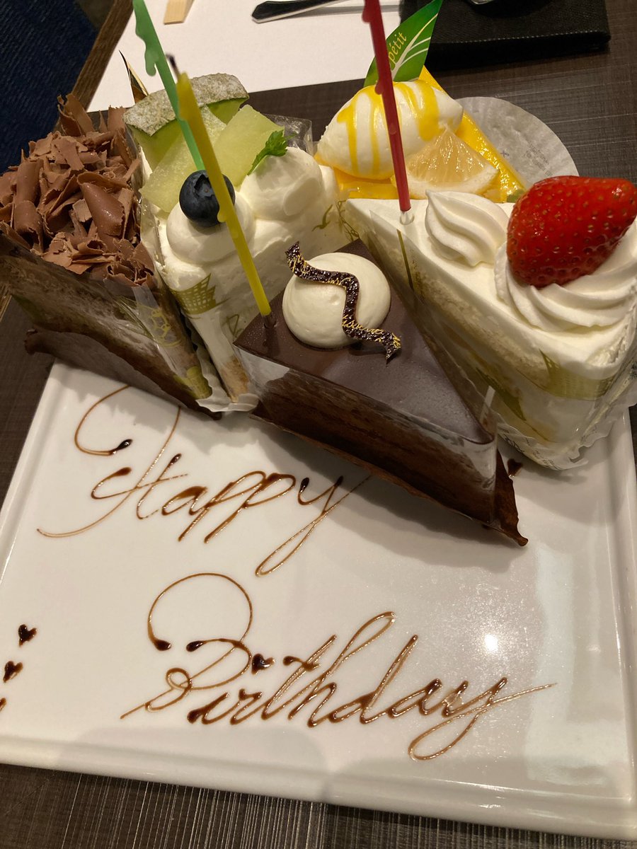 SiN02_jp's tweet photo. 誕生日なんでこっちでポストでもしとこうかね。
職場の子達からケーキもらいました☺️
何歳になっても祝われるのは嬉しいもんだね。
さあ、今年も頑張っていこうか💪 https://t.co/CWtUQbUIX5