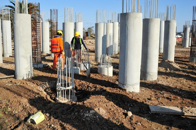 Kicillofok's tweet photo. La nueva Planta Potabilizadora que seguimos construyendo en la Región Capital es un reflejo de lo que significa la obra pública para transformar la calidad de vida de las personas.     

Una obra fundamental para mejorar el servicio de más de 855 mil vecinos y vecinas de #LaPlata, #Berisso y #Ensenada, solucionando una problemática histórica.   

Pese a los obstáculos que buscan imponerle a la Provincia, seguimos trabajando sin descanso para verla concretada al igual que otras tantas obras que los bonaerenses necesitan para vivir mejor.