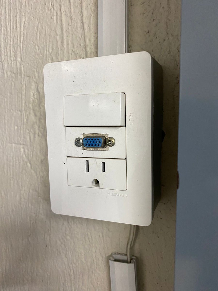 RobertoFGallo's tweet photo. Ahí está su “Inteligencia Artificial”😉
Esa foto es REAL Y RECIENTE, entonces explíquenles que habrá muchas conferencia presenciales y virtuales pero si no tienen conexión VGA, no podrán verlas😂
Así de retrógradas, obsoletos e ignorantes los Directivos de cuarta🤦🏻♂️
#PottencIA https://t.co/KAv4ScscPo