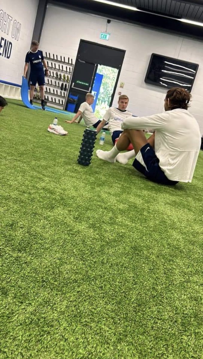 Tobijaszz's tweet photo. Fout aan deze kant hij vertrekt toch naar Birmingham @BCFC
#Willumsson #Birmingham
Thanks to @InsightPearce https://t.co/L0TblTYMKf