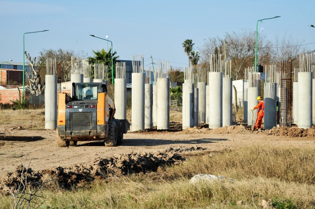 Kicillofok's tweet photo. La nueva Planta Potabilizadora que seguimos construyendo en la Región Capital es un reflejo de lo que significa la obra pública para transformar la calidad de vida de las personas.     

Una obra fundamental para mejorar el servicio de más de 855 mil vecinos y vecinas de #LaPlata, #Berisso y #Ensenada, solucionando una problemática histórica.   

Pese a los obstáculos que buscan imponerle a la Provincia, seguimos trabajando sin descanso para verla concretada al igual que otras tantas obras que los bonaerenses necesitan para vivir mejor.