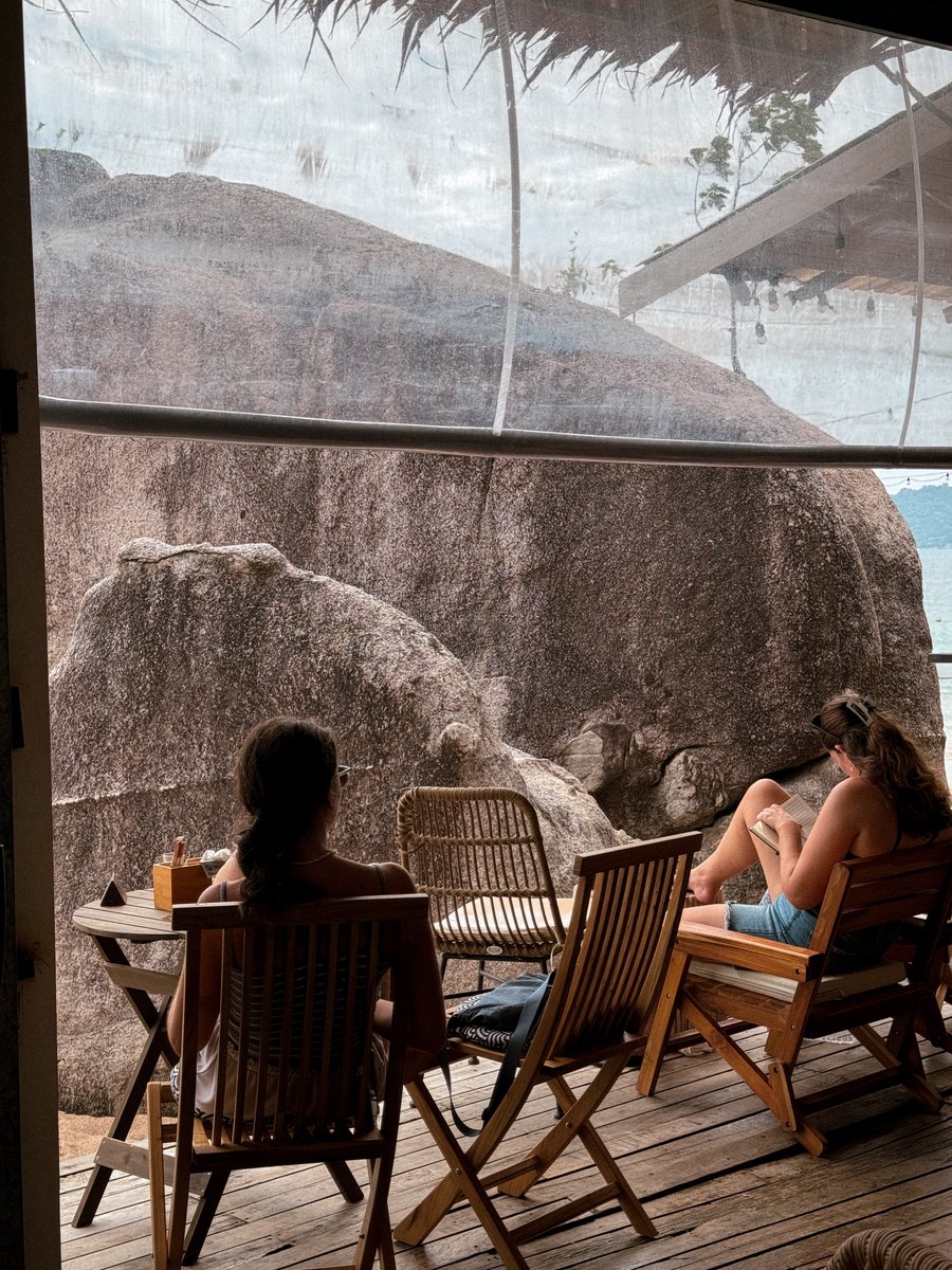 bjauntanywhere's tweet photo. Cactus cafe&beach bar 🍹🪨🌊 : ไปเจอคาเฟ่ไวป์ดีที่เกาะเต่ามา เขาเป็นทั้งคาเฟ่ ร้านอาหารวีแกนและบีชบาร์ บรรยากาศโดยรวม��ือดีเลย น่าจะฮิตในหมู่นักท่องเที่ยวด้วยเพราะฝรั่งเยอะมาก ได้ฟีลต่างประเทศกรุบกริบ ชอบที่ระเบียงหันไปทางชายหาด ชมพระอาทิตย์ตกได้ ลงไปเล่นน้ำและอาบแดดก็ได้ ใครไปเกาะเต่าเซฟเลย อยู่หาดทรายรี