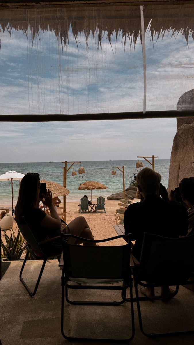 bjauntanywhere's tweet photo. Cactus cafe&beach bar 🍹🪨🌊 : ไปเจอคาเฟ่ไวป์ดีที่เกาะเต่ามา เขาเป็นทั้งคาเฟ่ ร้านอาหารวีแกนและบีชบาร์ บรรยากาศโดยรวม��ือดีเลย น่าจะฮิตในหมู่นักท่องเที่ยวด้วยเพราะฝรั่งเยอะมาก ได้ฟีลต่างประเทศกรุบกริบ ชอบที่ระเบียงหันไปทางชายหาด ชมพระอาทิตย์ตกได้ ลงไปเล่นน้ำและอาบแดดก็ได้ ใครไปเกาะเต่าเซฟเลย อยู่หาดทรายรี