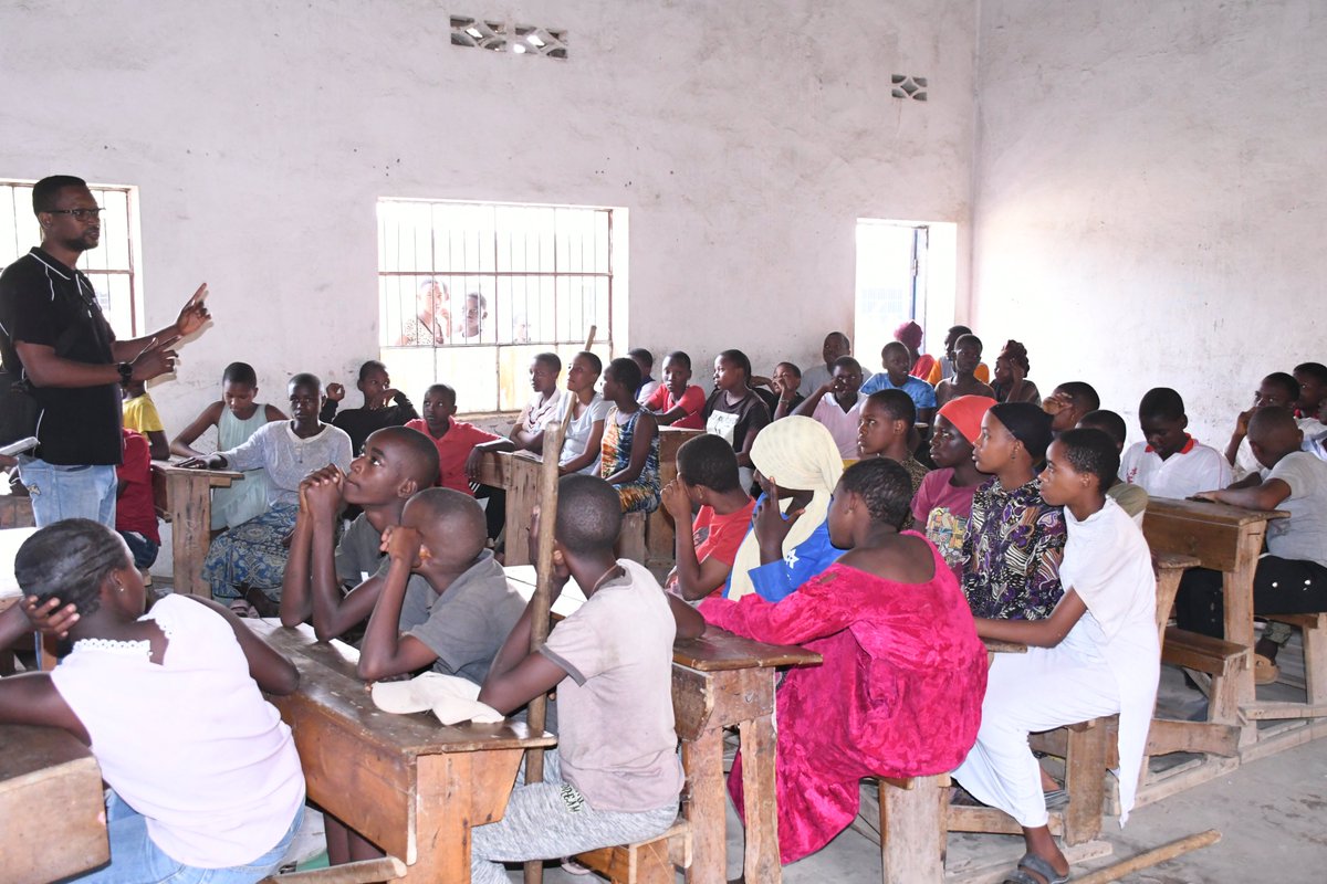 <a href="/WorldFutureAct2/">World Future Active</a> en collaboration avec la @MairieBuja ont répondu présent pour l'avenir de la jeunesse de la ville en une vaste campagne d'encadrement des jeunes pour former jeunesse engagée et responsable, gage d'un développement communautaire durable <a href="/Zone_Gihosha/">Zone urbaine de Gihosha</a>