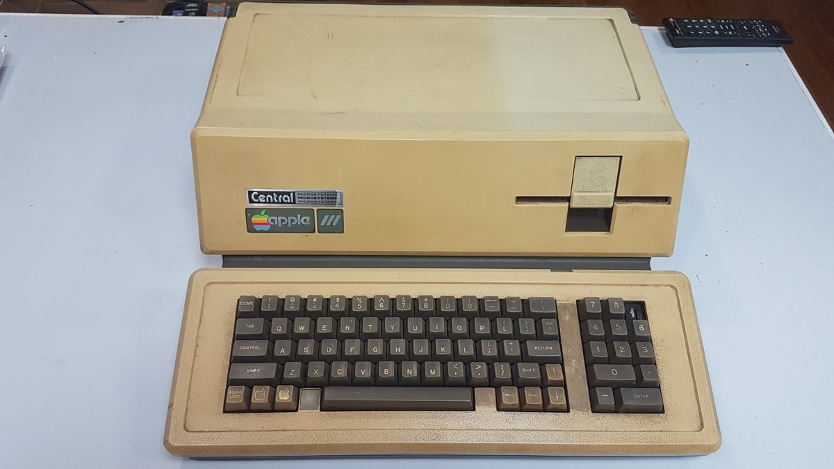 AndrewsTechBrk's tweet photo. OH WOW!!! A Pickup from the dream list. An Apple III. Never thought I’d come across one of these for the collection. Time to go binge some of @MuseumJoe videos to get up to speed what to expect.
#retrocomputing #apple #appleiii #apple3 https://t.co/0Y1RDU6dMH