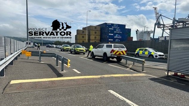 BelHarPolice's tweet image. Our #projectservator officers were at Stena today joined by colleagues from @daera_ni looking at a broad range of issues. If you hear anything suspicious on your journey please tell us. You can also report anonymously via the Crimestoppers #portsafe initiative. Call 0800 141 2927