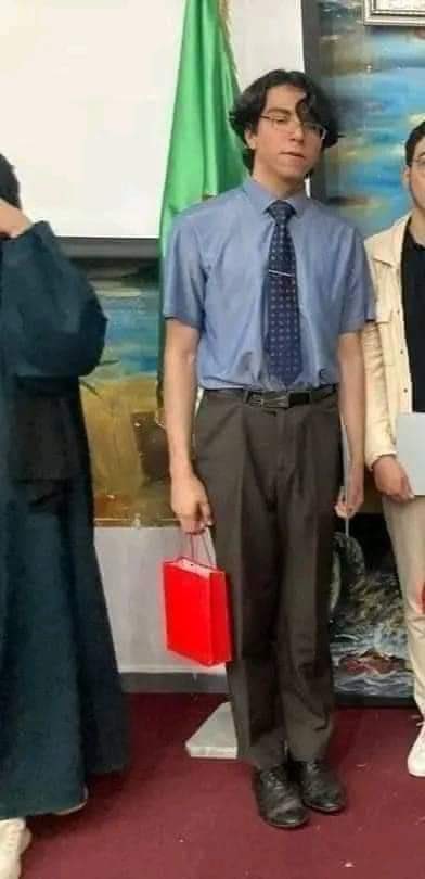 bila_bina's tweet photo. واحد محبس قرايتو فالابتدائي لا ماضي لا مستقبل لا والو، صابغ شعرو ، survêtement lacoste شهر مانحاهش ، فاشل في كلش يضحك على لبسة واحد ادا لباك ب 19 https://t.co/eRYQSfGayX
