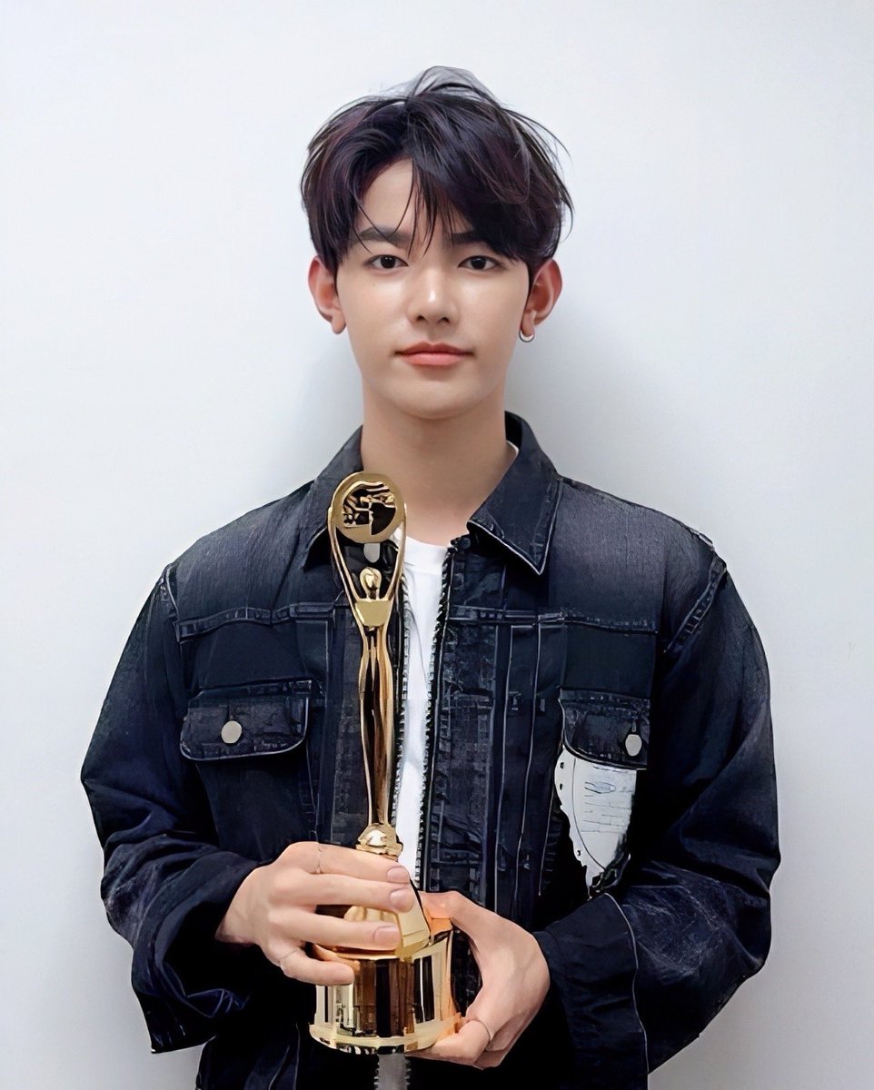 ZB1_official's tweet image. _𝗭𝗘𝗥𝗢𝗙𝗢𝗖𝗨𝗦

청룡시리즈어워즈 OST 인기상 수상을 축하합니다🎉🏆 I WANNA KNOW, 제로즈는 아직도 매력 넘치는 하오를 더 알고 싶어요..👉👈💕

#ZEROBASEONE #ZB1
#제로베이스원