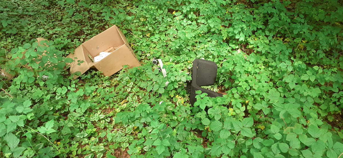 Dat je met het mooie weer je bureau verlaat en het bos in gaat, prima! Maar dat je dan je bureaustoel meeneemt en in het bos dumpt?  #afvaldumping #afval