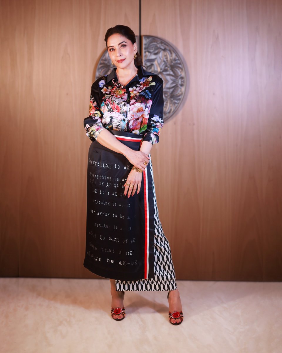 MadhuriDixit's tweet photo. Stepping out in style 🪩🌟 

#Friday #photooftheday #FridayFeelings https://t.co/qZLLf3wgSG