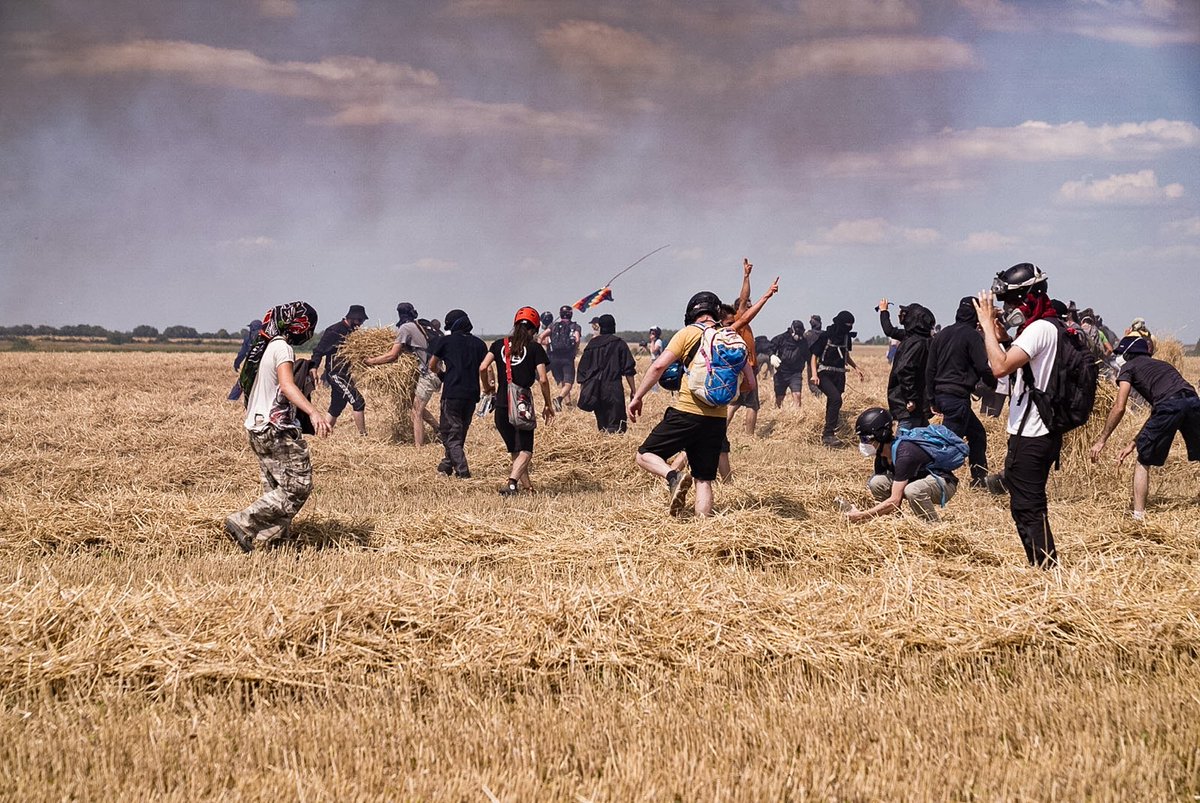Politique de la terre brûlée, Darmanin se couvre de honte. 

Alors qu'un cortège de près de 10 000 personne vient de s'élancer au départ du Pré Sec, la police a effectué des tirs de grenades lacrymogènes mettant inévitablement feu aux champ de blé.