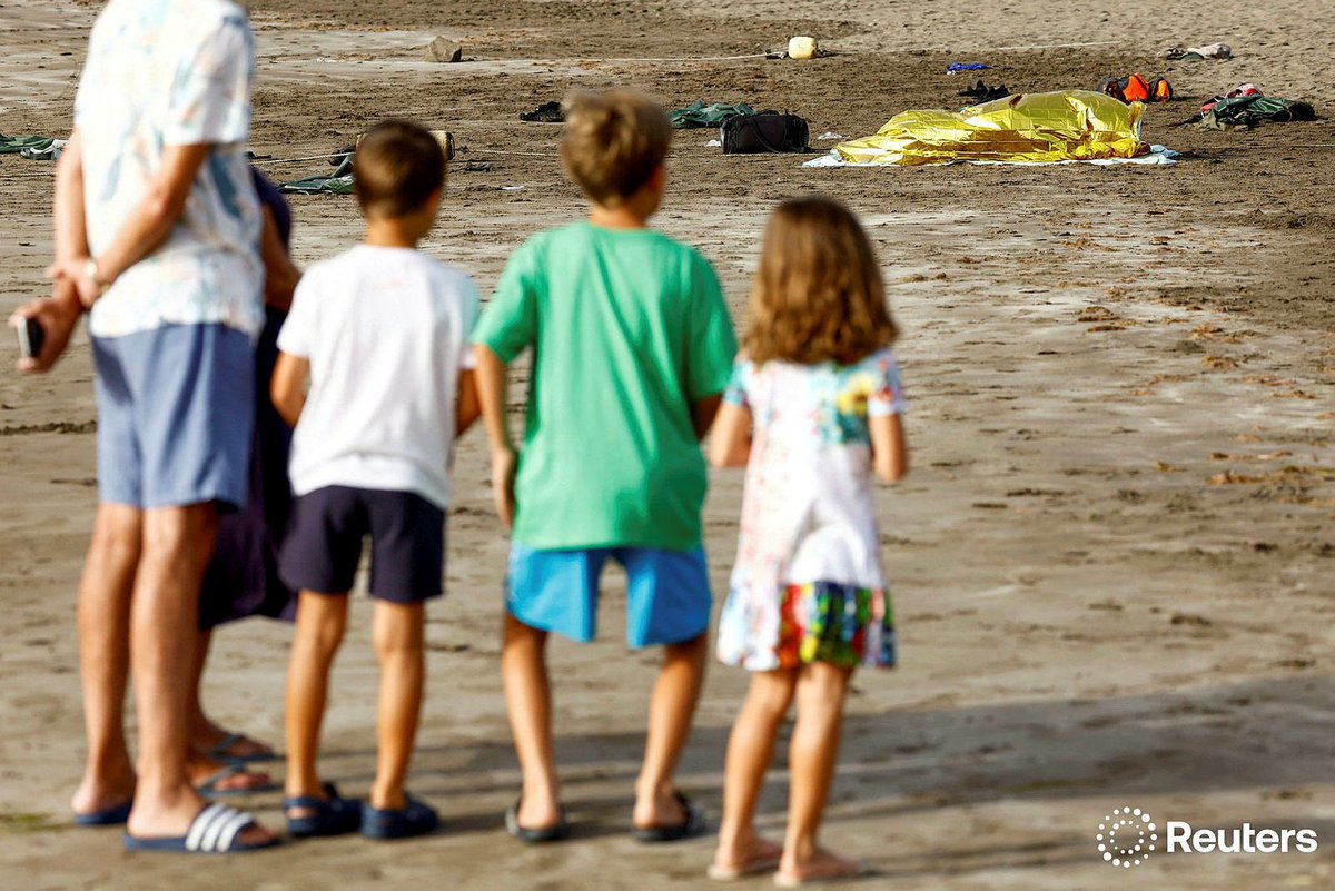 borjasuarez_gc's tweet image. 64 personas llegaron esta mañana por sus medios en un #kayuco a la playa de #LasBurras en #GranCanarias varias en estado crítico fueron trasladadas en helicóptero. Entre los migrantes viajaba un bebe y tres mujeres. #MigrarNoEsDelito #Reuters #FronteraSur #RutaCanaria