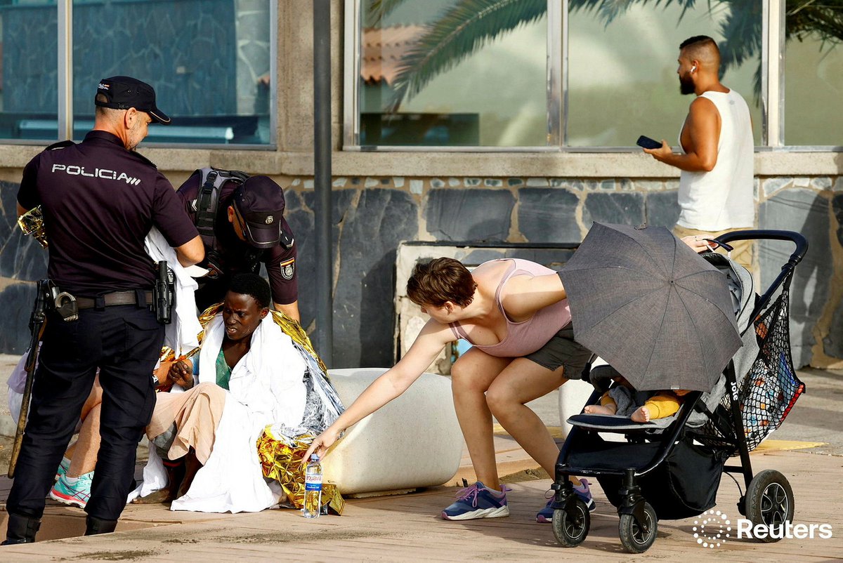 borjasuarez_gc's tweet image. 64 personas llegaron esta mañana por sus medios en un #kayuco a la playa de #LasBurras en #GranCanarias varias en estado crítico fueron trasladadas en helicóptero. Entre los migrantes viajaba un bebe y tres mujeres. #MigrarNoEsDelito #Reuters #FronteraSur #RutaCanaria