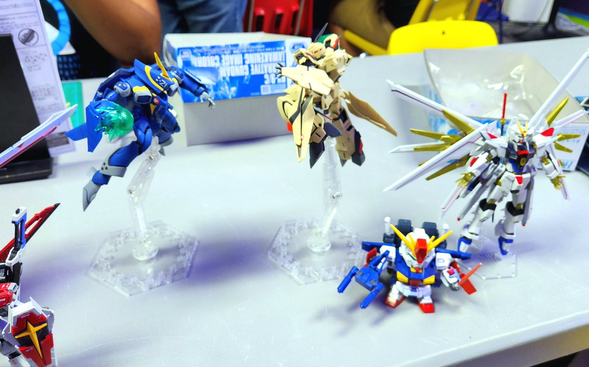 phoenixprime1's tweet photo. Had our showcase night last night at @Flynnsgamingfl! Not a big turnout, but some cool kits on display nonetheless!
Also got in my Pbandai kit I waited 6 months for that I finished last night! Gonna put it on a nice pose stand soon!
#gunpla #Gundam #showcasenight #showcase https://t.co/C6ZmVE4xL5