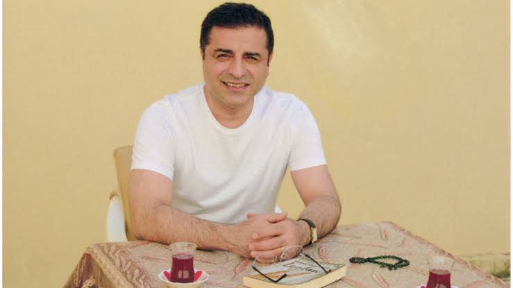 solcugazete's tweet photo. Selahattin Demirtaş: 

“Bir gün bu ülkeyi ben yöneteceğim.” https://t.co/GsqF9Ohg67