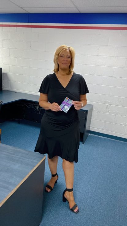 Friday is the perfect to finish strong and set the tone for a fantastic weekend! 🌼Celebrating another achievement with Monica Mitchell! Let’s keep going! Let’s keep growing!