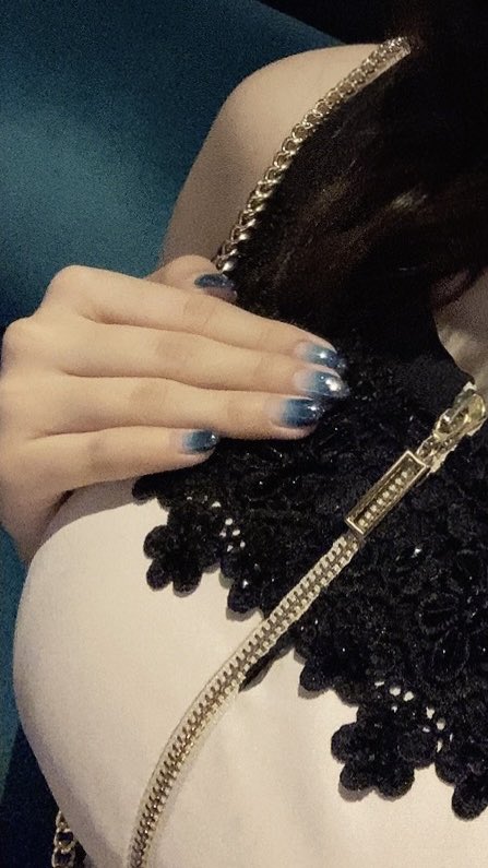 前のネイルの写真、わかりやすいのこれしか無かったです🥲

レッドドラゴンさんにヘルプで出た時の写真です🥂🫧
周りの女優さん方がお綺麗すぎて終始緊張してました🥹