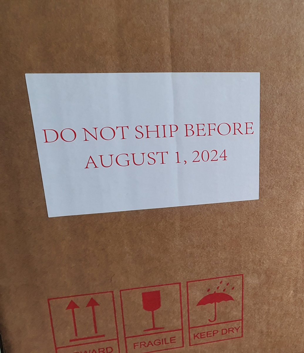 pocketsuke's tweet image. I don't play #wow but my mum does, and she got a package today. Someone made a mistake and Its shipped almost 2 weeks early. The 20th anniversary world of warcraft the war within collectors box. 
#WorldOfWarcraft #blizzard