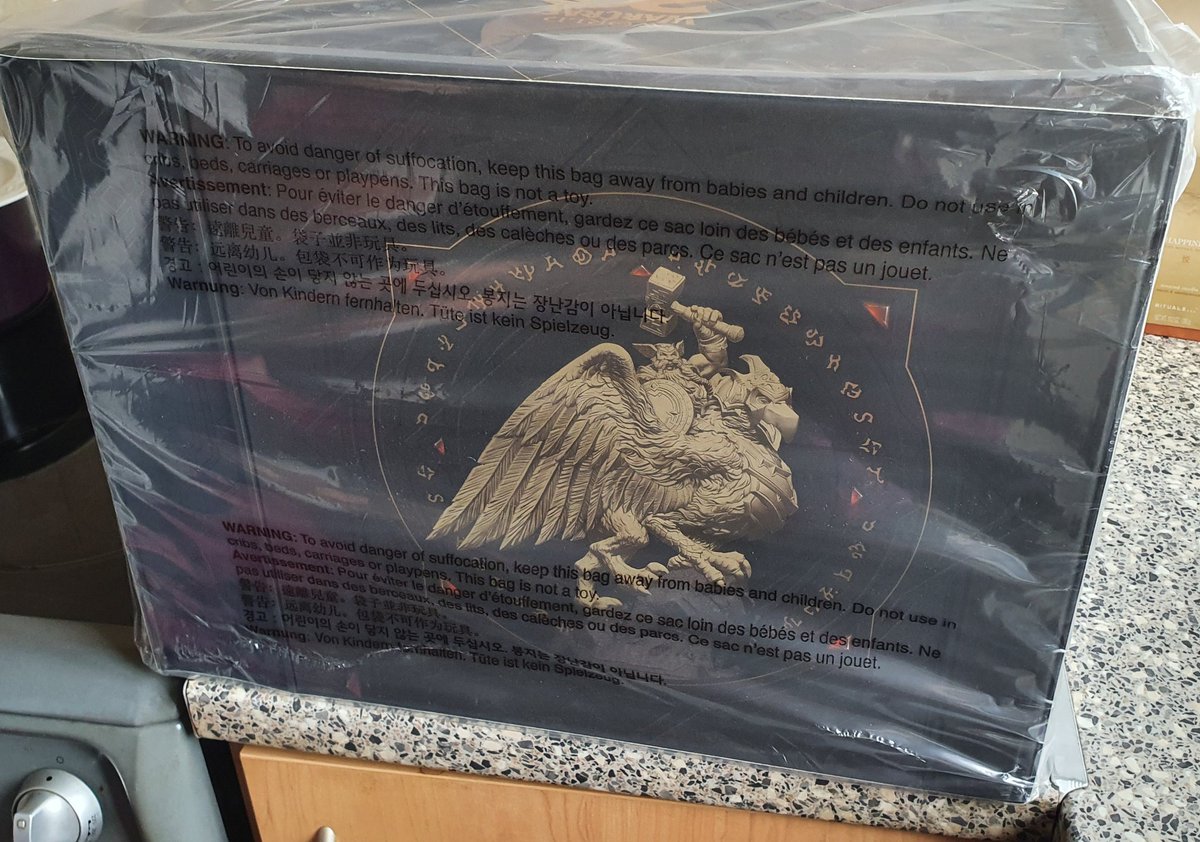 pocketsuke's tweet image. I don't play #wow but my mum does, and she got a package today. Someone made a mistake and Its shipped almost 2 weeks early. The 20th anniversary world of warcraft the war within collectors box. 
#WorldOfWarcraft #blizzard