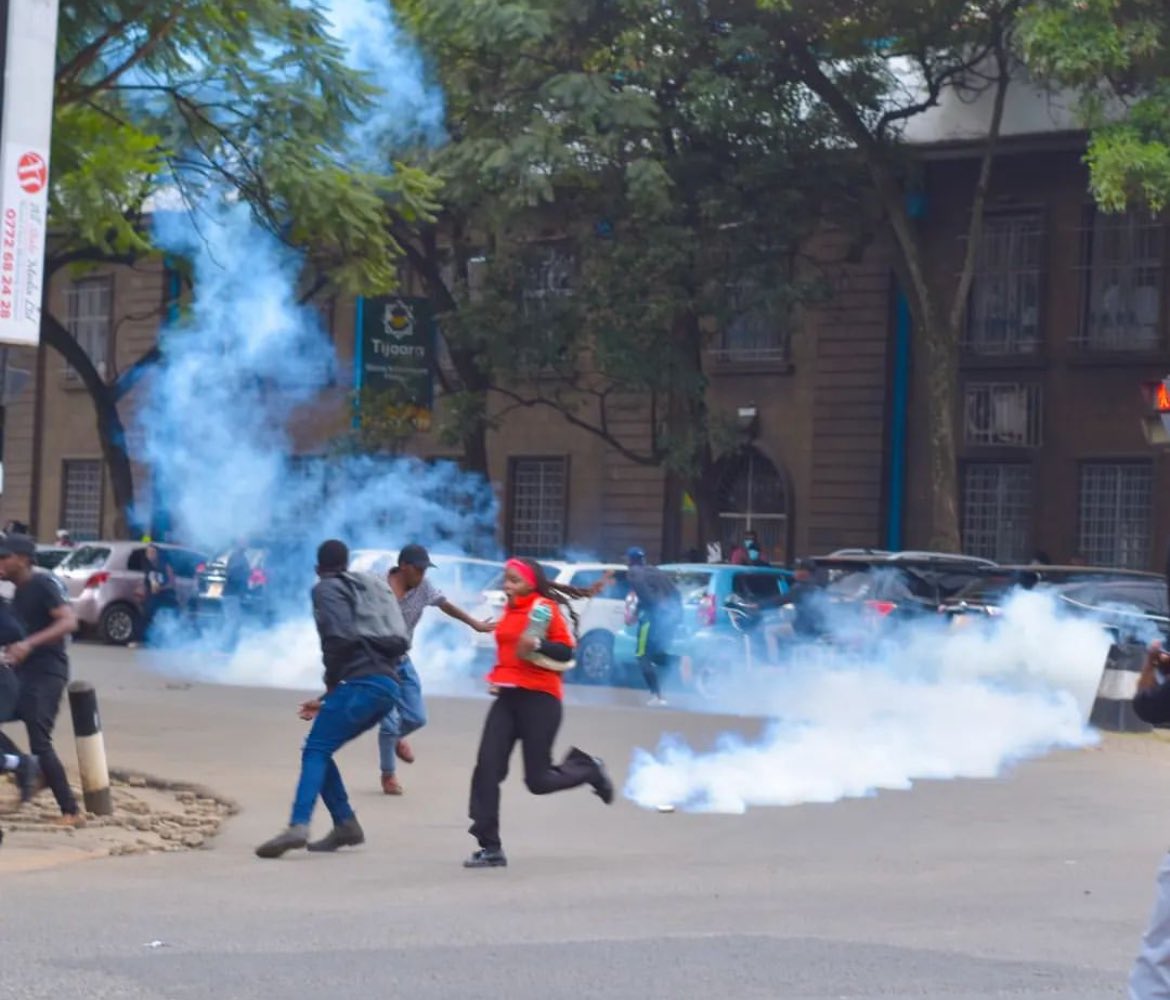 CyberPunk_J's tweet photo. Tukiwa maandamano niliogopa kutoa mzinga nilikuwa nayo ya Captain Morgan juu watu wangeanza kuniita Captain na hivo ndio Ruto angesema mimi ndio leader wa GenZ. https://t.co/RXLKwyl2TC
