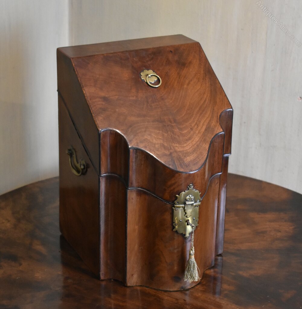 Georgian Mahogany Knife Box c1780.
For sale on Antiques Atlas from Prometheus Antiques.
antiques-atlas.com/antique/georgi…
A fine example of a Georgian mahogany knife box. 
#antiquebox #antiqueknifebox #antiques #georgianantiques #antiquetableware @Prometheusantiques