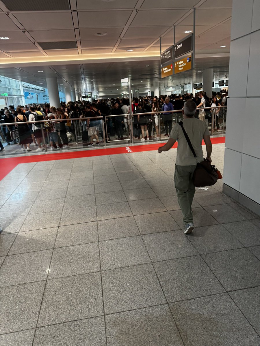 Fliegen war vor Jahren schon mal besser! IT-Probleme und nichts geht mehr, Koffer werden manuell am Flieger gescannt, während Passagiere im Flieger seit 15:00 Uhr warten, aktuell 16:40. sicher haben es andere schlimmer erwischt.