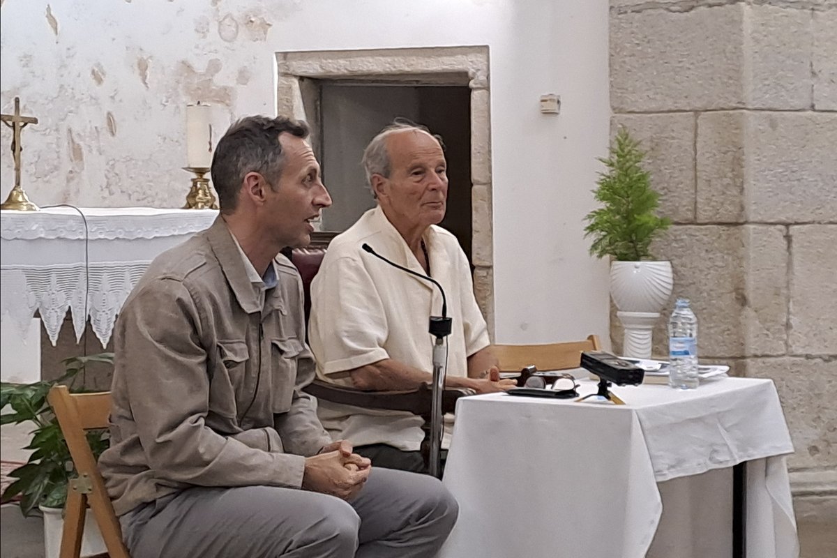 José Antonio Osaba presentó su libro de memorias en la capilla de San Roque de Lugo. Ha recorrido el mundo entero vinculado a congregaciones como las Misioneras de la Caridad o las madres carmelitas. 
🔲bit.ly/OsabaMemorias #joseantonioosaba #memorias #todoloquenosedasepierde