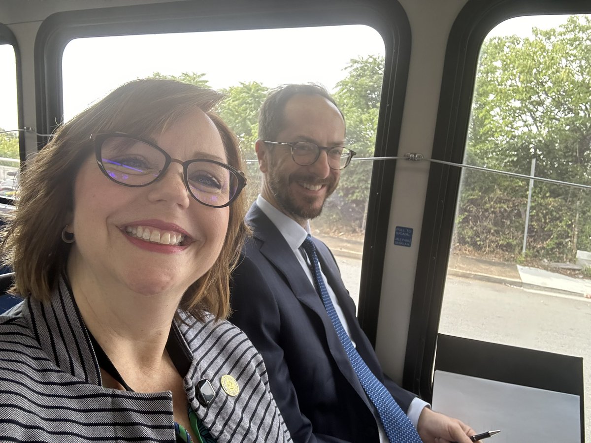 jujusmith's tweet photo. Look who I ran into on the @WeGoTransit 14 bus. 😉 Excited to join @freddieoconnell as we open Nashville’s 300th shelter and sign the #ChooseHowYouMove Program! #transit 🚍🚦🚶‍♀️🚘 https://t.co/U9NMh5FhYa